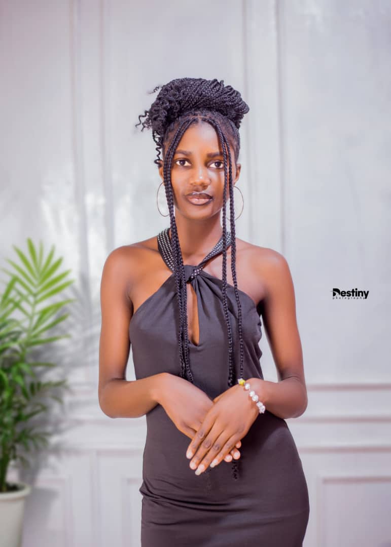 Linda Saka - Model